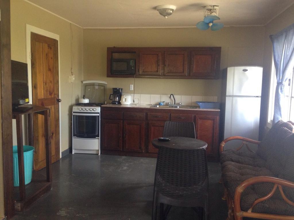 Cooper'S Inn Utila Eksteriør bilde